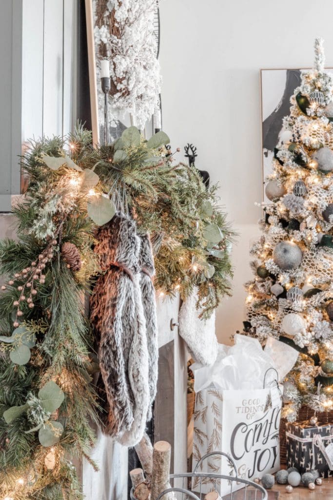 Gorgeous rustic Chritmas mantel in neutral and golds with a matching Christmas tree. Beautiful Christmas home decor idea.