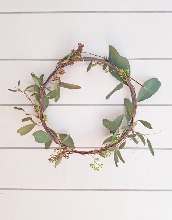 A gorgeous minimalist seeded eucalyptus DIY Spring wreath. This Spring craft can be made in minutes.