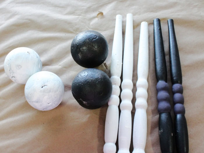 The spindles and styrofoam balls for making a Halloween witch wand.  Three are white, and two are black and purple for two different styles.