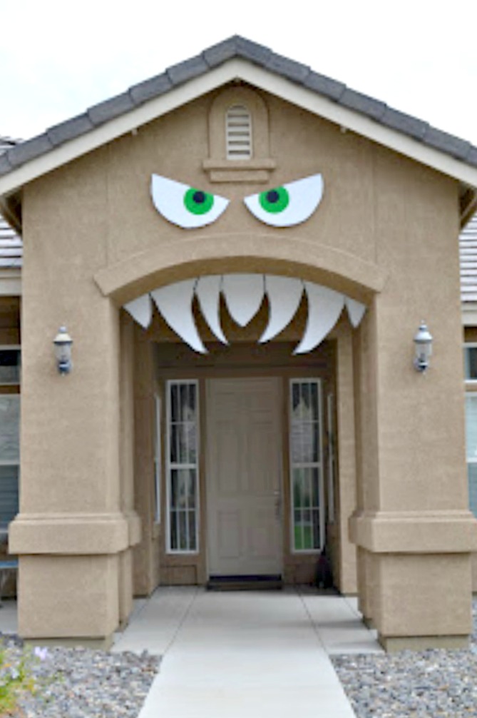 Large monster face for the front door on Halloween. DIY Halloween front porch ideas, Halloween porch displays, DIY Halloween yard decorations, DIY Halloween front porch ideas, DIY Halloween front door decorations, 