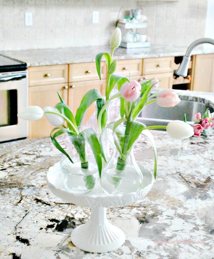 Tulip Arrangement Ideas, flower arrangement images, easy florist, tulip flower, tulip flower arrangements, easy flowers, pink tulips, white tulips, DIY spring flower arrangements, spring flowers, flower decoration,