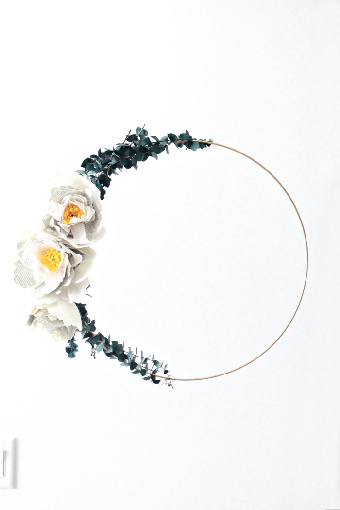 Elegant simplistic styled wreath made with crepe paper peony flowers, a metal gold hoop and suspended from the ceiling to float. Flower making, how to make paper flowers, flower making with crepe paper, minimalist wreath, elegant wreath, diy wedding decor, paper flowers wedding, book page crafts.