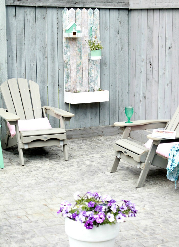 A back yard deck with a pallet wood flower pox. A pallet wood flower box for the back yard, DIY Wood Planter Plan, DIY flower box DIY planter, mod podge projects, mod podge crafts