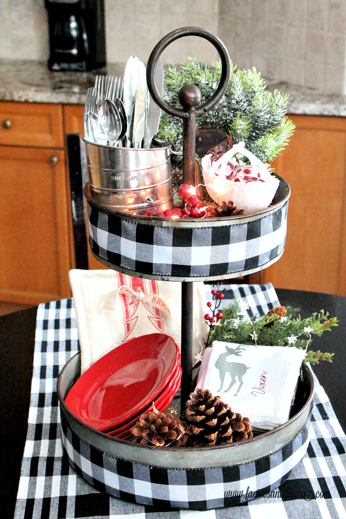 DIY Christmas Centerpiece for the Kitchen Table