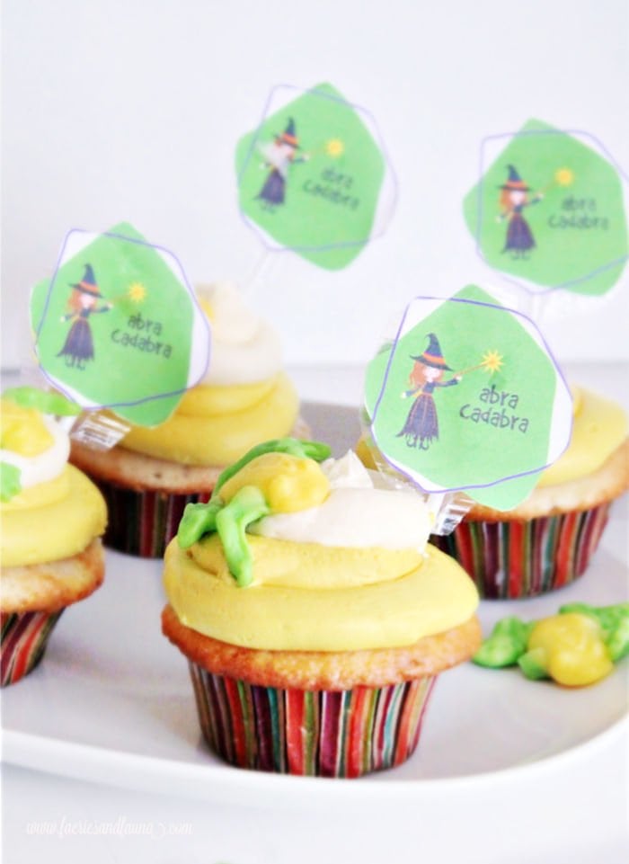 Cute Halloween cupcakes with free Halloween printable cupcake toppers