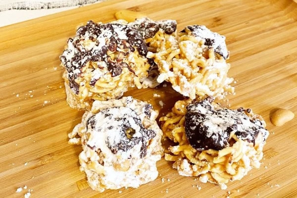 A tray of unbaked chowmein noodle cookies.