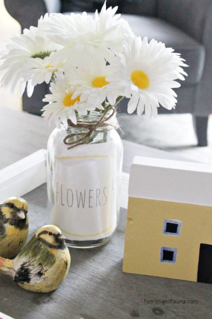 10 minute craft idea with a mason jar, free printable label and flowers.