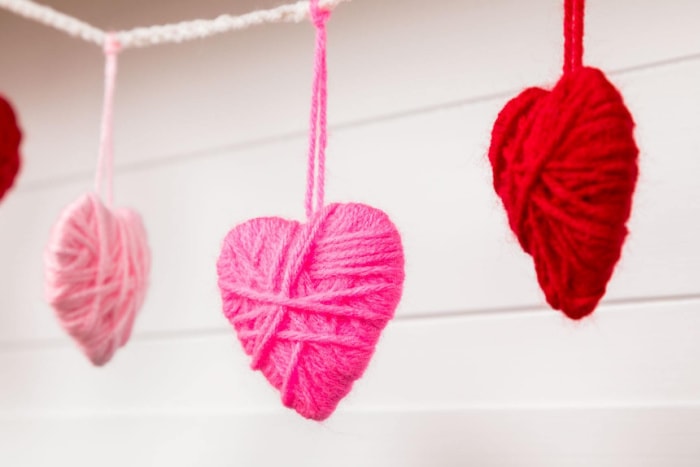 Easy yarn wrapped hearts in red pink and white for Valentine's Day