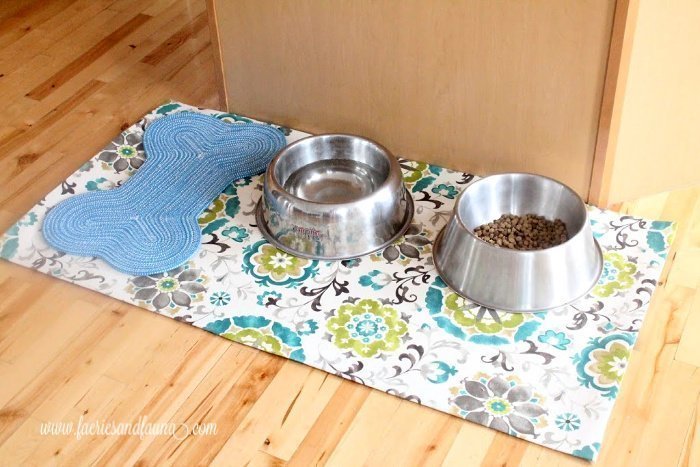 Pet food floor outlet mat