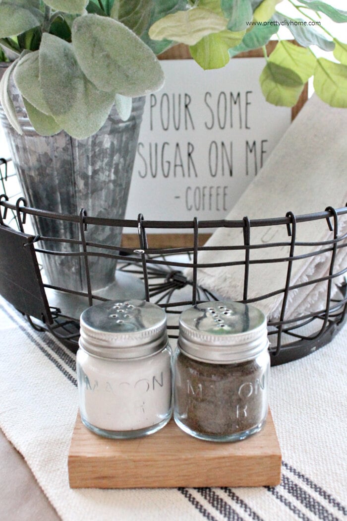 DIY farmhouse photo holder using a mason jar lid