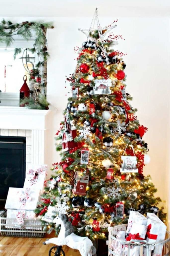 https://prettydiyhome.com/wp-content/uploads/2022/07/Decorated-Christmas-Tree-Ideas-683x1024.jpg