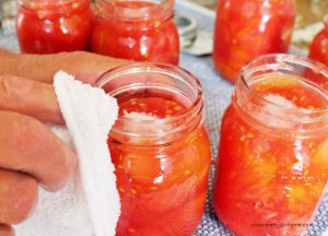 Cleaning the rims of canned tomatoes