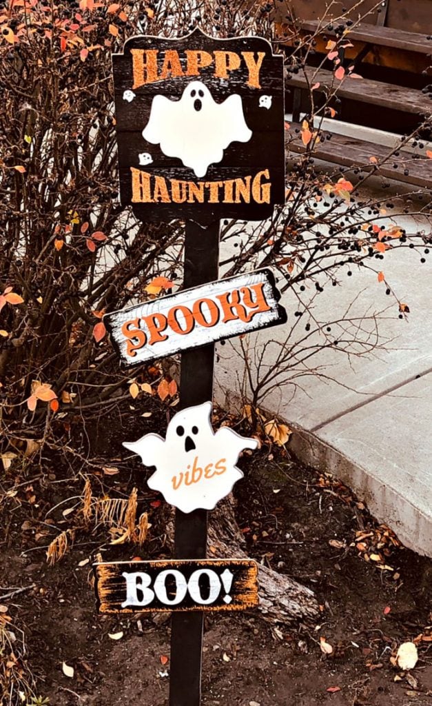 https://prettydiyhome.com/wp-content/uploads/2022/10/Halloween-Outdoor-Decorations-DIY-Sign-627x1024.jpg