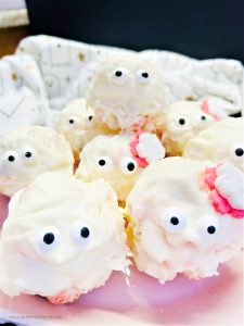 Popcorn Halloween balls made to look like little ghosts.