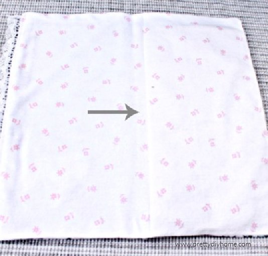 An open tooth fairy pocket and blanket with an arrow pointint to the seam.