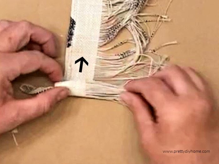 Rolling up a piece of fabric from one end to form tassels. Cloth tassels made by removing the weaving and rolling.