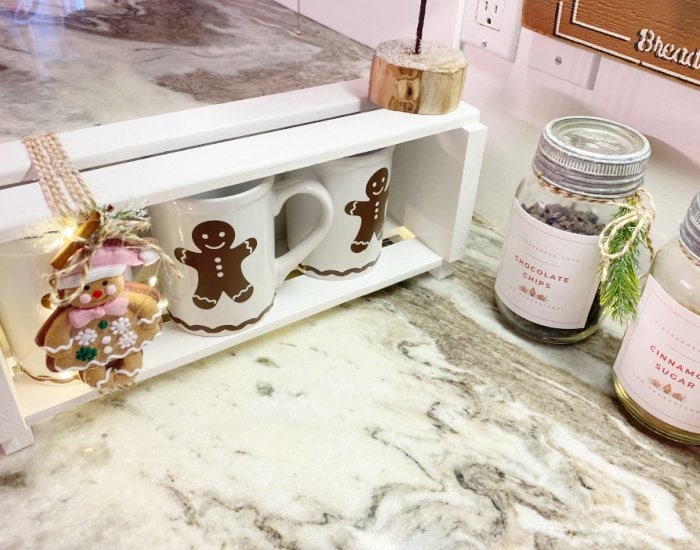 https://prettydiyhome.com/wp-content/uploads/2023/11/Gingerbread-Mugs.jpg