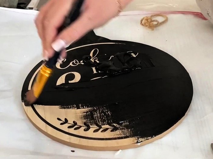 MMaking a chalkboard by painting a large round cutting board with black chalkpaint.